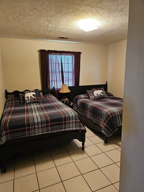 2 bedrooms, free WiFi, bed sheets - Scales And Ducktails Rentals. Your Hunter And Fisherman Home Away From Home. (Hornbeak)