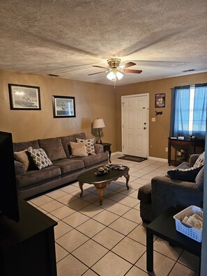 Smart TV - Scales And Ducktails Rentals. Your Hunter And Fisherman Home Away From Home. (Hornbeak)