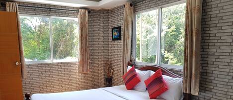 Caja de seguridad en la habitación y cortinas blackout