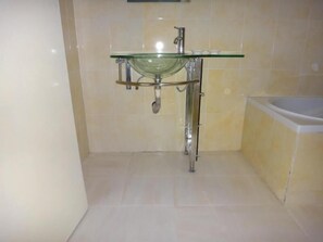 シャワー、レインフォールシャワー、バスアメニティ (無料)、タオル