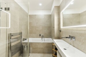 مجففات شعر، مناشف، شامبو، ورق حمّام