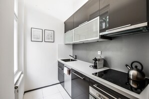 ثلاجة، ميكروويف، فرن، غسالة أطباق