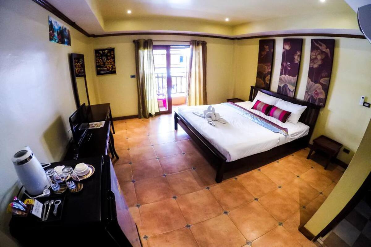 Standard Double Room with Balcony | ตู้นิรภัยในห้องพัก, ผ้าม่านกันแสง, เตียงเสริม/เปล, Wi-Fi ฟรี