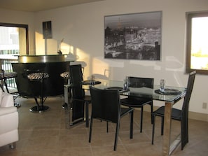 Dining - Luxury 12th Floor Downtown Condo Capitol View 31 night minimum stay (Sacramento)