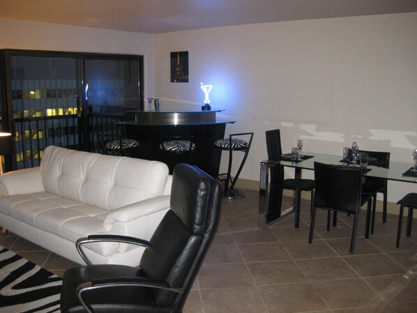 Smart TV, DVD player, video library, printers - Luxury 12th Floor Downtown Condo Capitol View 31 night minimum stay (Sacramento)