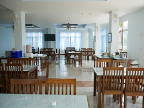 Bữa sáng đặc sản địa phương hàng ngày với phụ phí nhỏ 