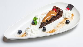 2 restaurantes, cocina local e internacional