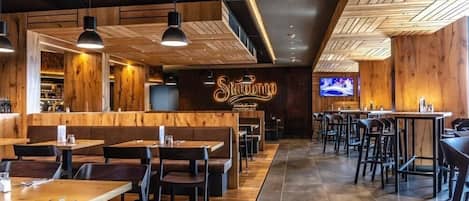 2 間餐廳;本地及多國菜