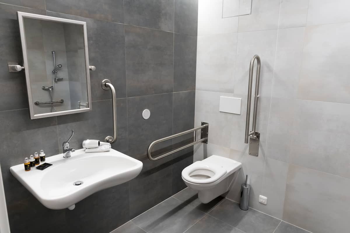 standard double or twin room | bathroom amenities | shower, free toiletries, hair dryer, towels