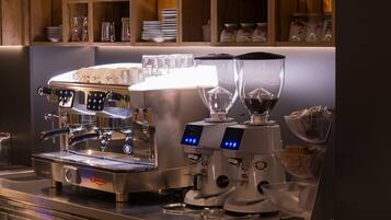 Une machine à expresso professionnelle dotée d’écrans numériques et d’un mousseur à lait.