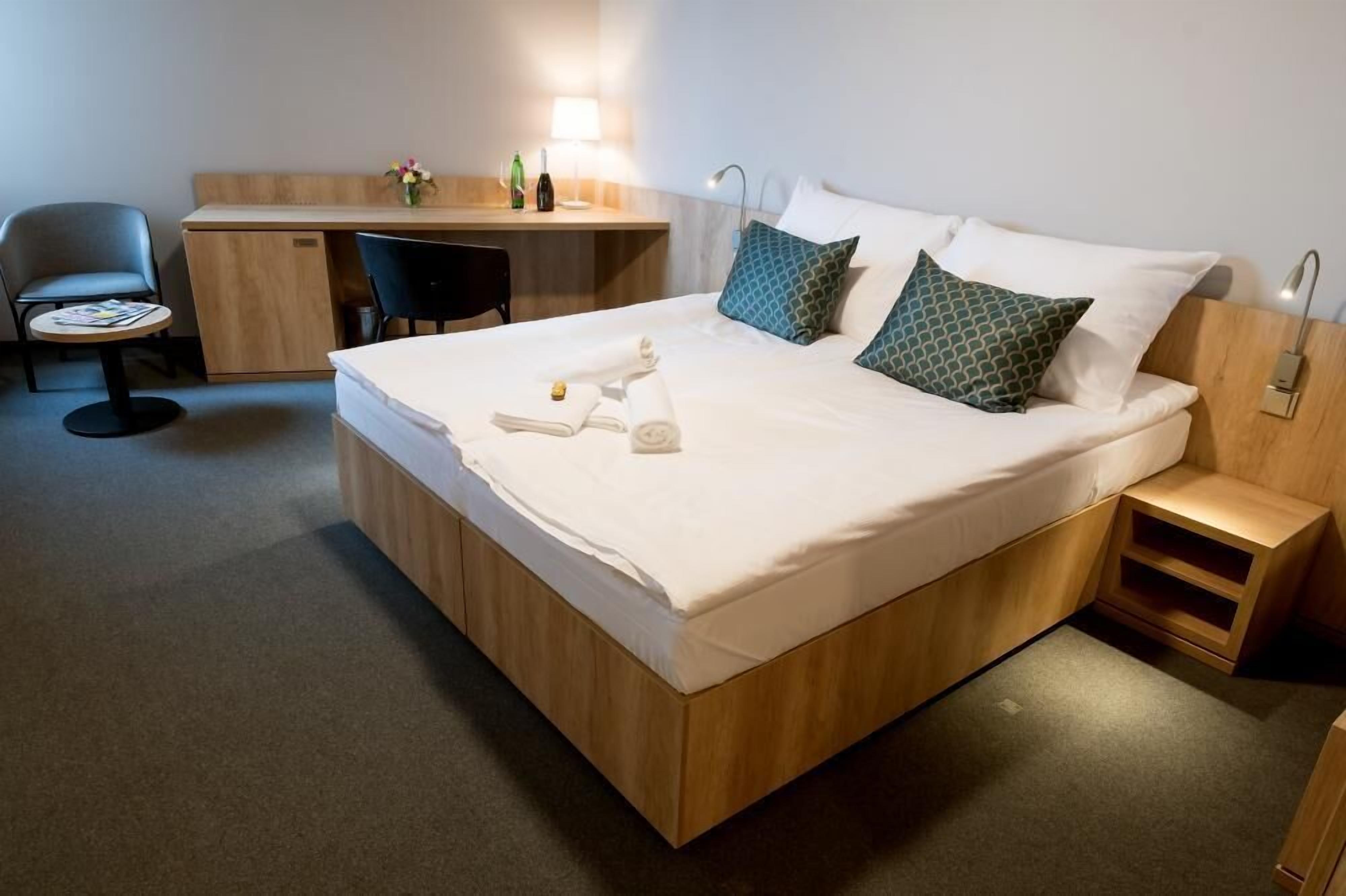 economy double or twin room | 1 bedroom, in-room safe, soundproofing, free wifi