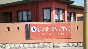 En byggnad med en skylt som visar texten "DUNEDIN STAR – gästhus".