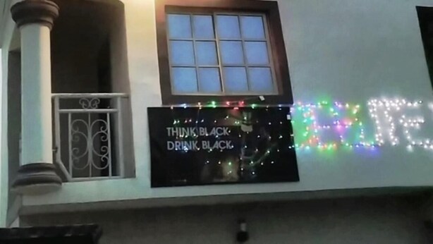 Ein Gebäude mit einem Schild, auf dem „DE ELITES POOL BAR“ steht.