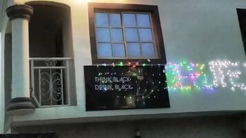 ุงูู
ูุดุฃุฉ ู
ู ุงูุฎุงุฑุฌ