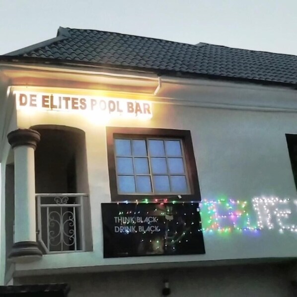 Exterior - De'elites Pool Bar & Inn (Port Harcourt)