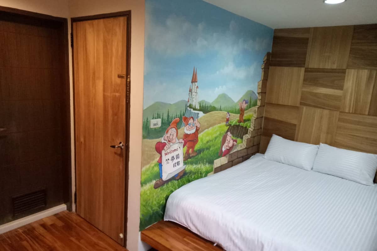 Quarto casal clássico | Escrivaninha, cortinas blackout, quartos à prova de som
