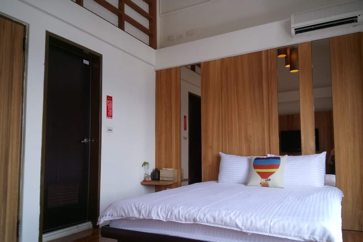 Quarto casal conforto, sacada, vista para a montanha | Escrivaninha, cortinas blackout, quartos à prova de som
