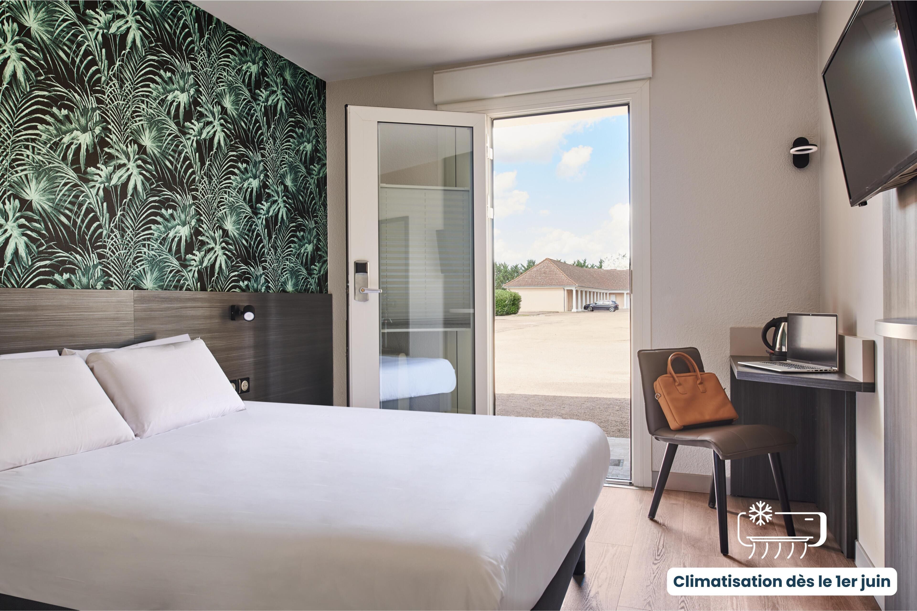 Standard Room, 1 Double Bed | Accessible bathroom