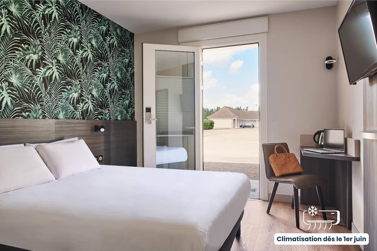 Standard Room, 1 Double Bed | Accessible bathroom