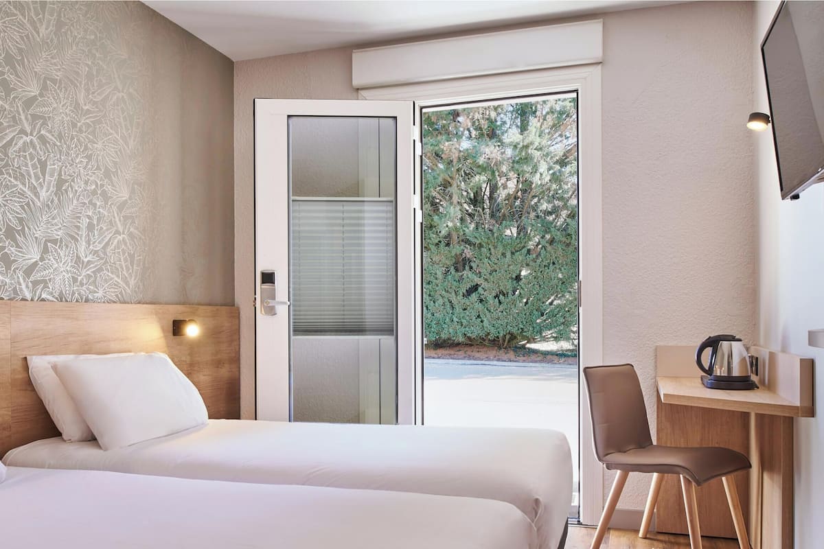 Laptop workspace, soundproofing, free cribs/infant beds, free WiFi