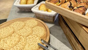 每日付費供應吃到飽自助式早餐
