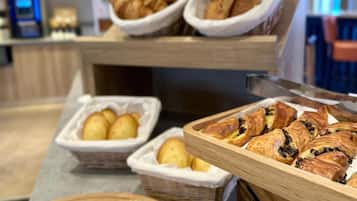 Dagelijks ontbijtbuffet (EUR 13.90 per persoon)