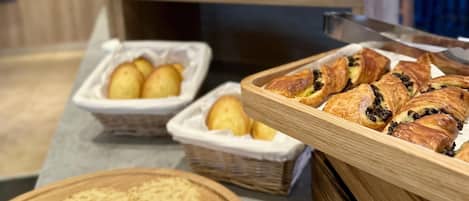 Frukostbuffé varje dag (EUR 13.90 per person)
