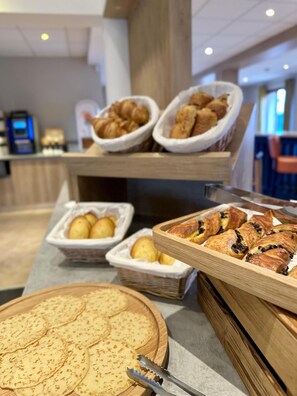 Café da manhã com buffet todos os dias (EUR 13.90 por pessoa)