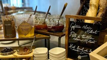 Petit déjeuner buffet (13.90 EUR par personne)