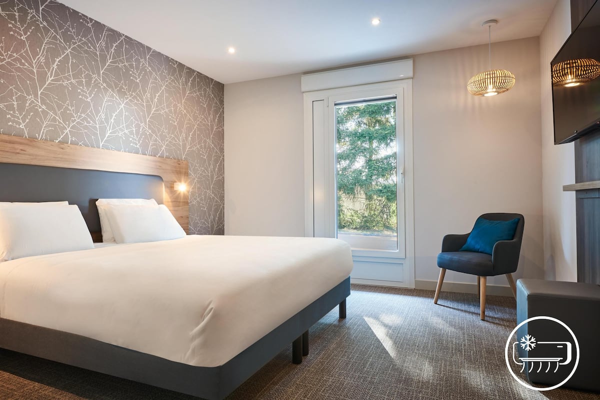 Suite junior, 1 cama King size | Espacio para trabajar con laptop, insonorización y cunas gratuitas