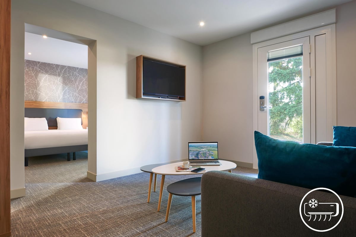 junior suite, 1 king bed | laptop workspace, soundproofing, free cots/infant beds, free wifi