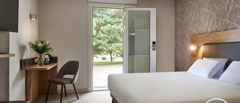 Superior Room, 1 Double Bed | Laptop workspace, soundproofing, free cots/infant beds, free WiFi