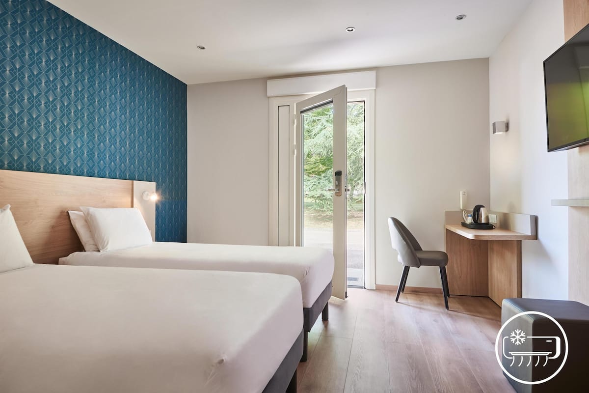 Habitación superior, 2 camas individuales | Espacio para trabajar con laptop, insonorización y cunas gratuitas