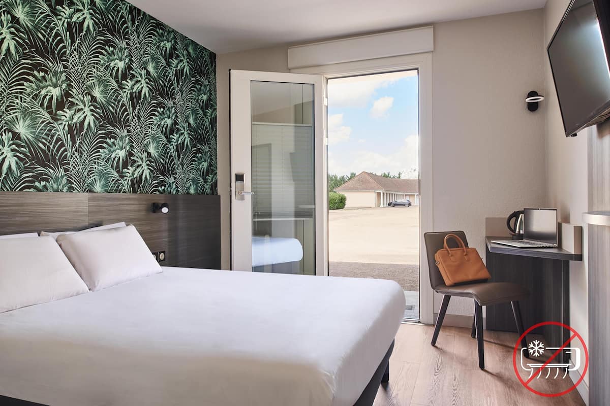 Habitación estándar, 1 cama matrimonial | Espacio para trabajar con laptop, insonorización y cunas gratuitas