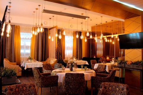 Desayuno completo diario (KZT 5000 por persona)