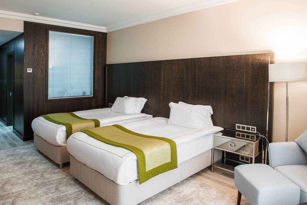 Artículos del minibar gratis y caja de seguridad en la habitación