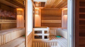 Un sauna avec des bancs en bois et une plateforme centrale.