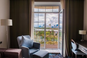 Suite | Free minibar, in-room safe, desk, iron/ironing board