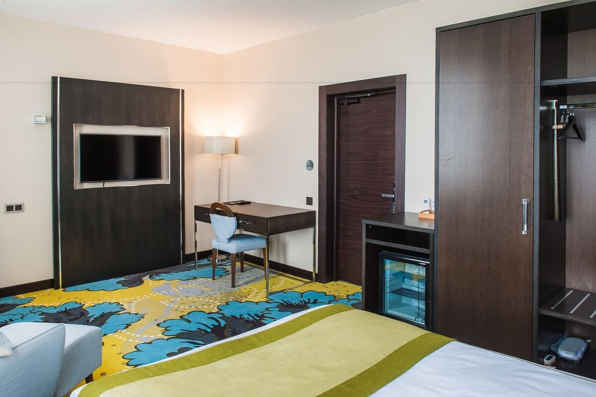 Minibar (inkludert), safe på rommet, skrivebord og strykejern/-brett