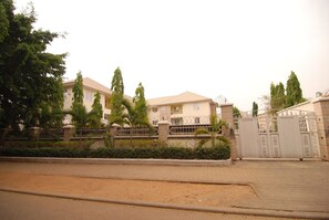 Vista frontal de la propiedad