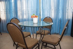 Repas dans la chambre