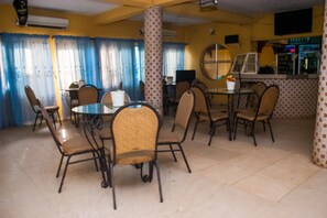 Desayuno con opciones de la cocina local incluido todos los días 