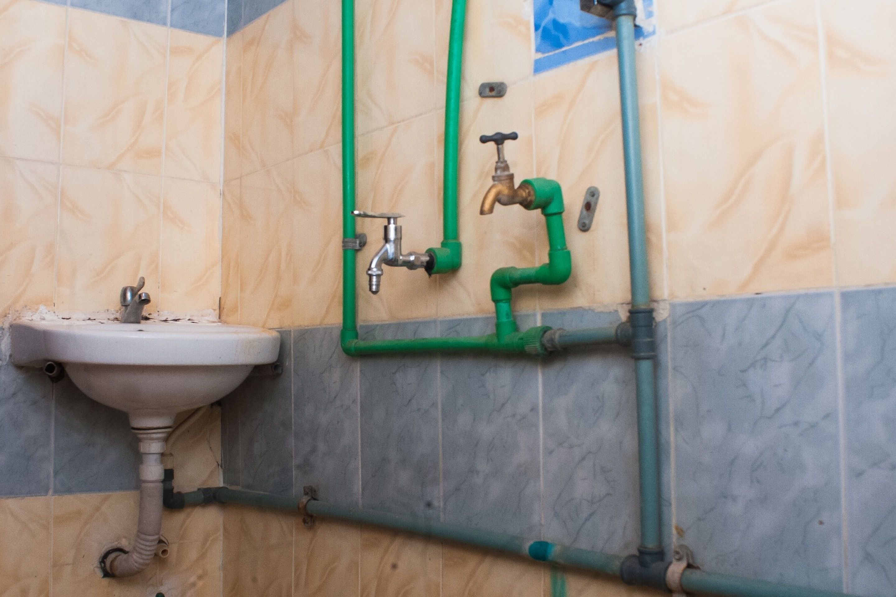 Shower, rainfall showerhead, free toiletries, towels