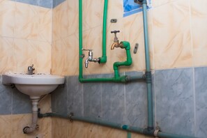 Shower, rainfall showerhead, free toiletries, towels - D Jos Hotel (Ijede)