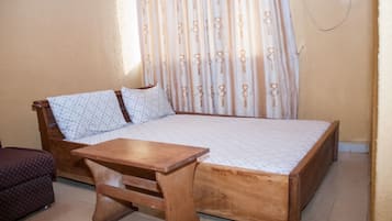 Kamar Double Standar | Meja kerja dan Wi-Fi