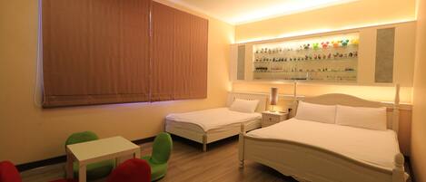 三人房 | 办公桌、遮光窗帘、隔音、免费 WiFi