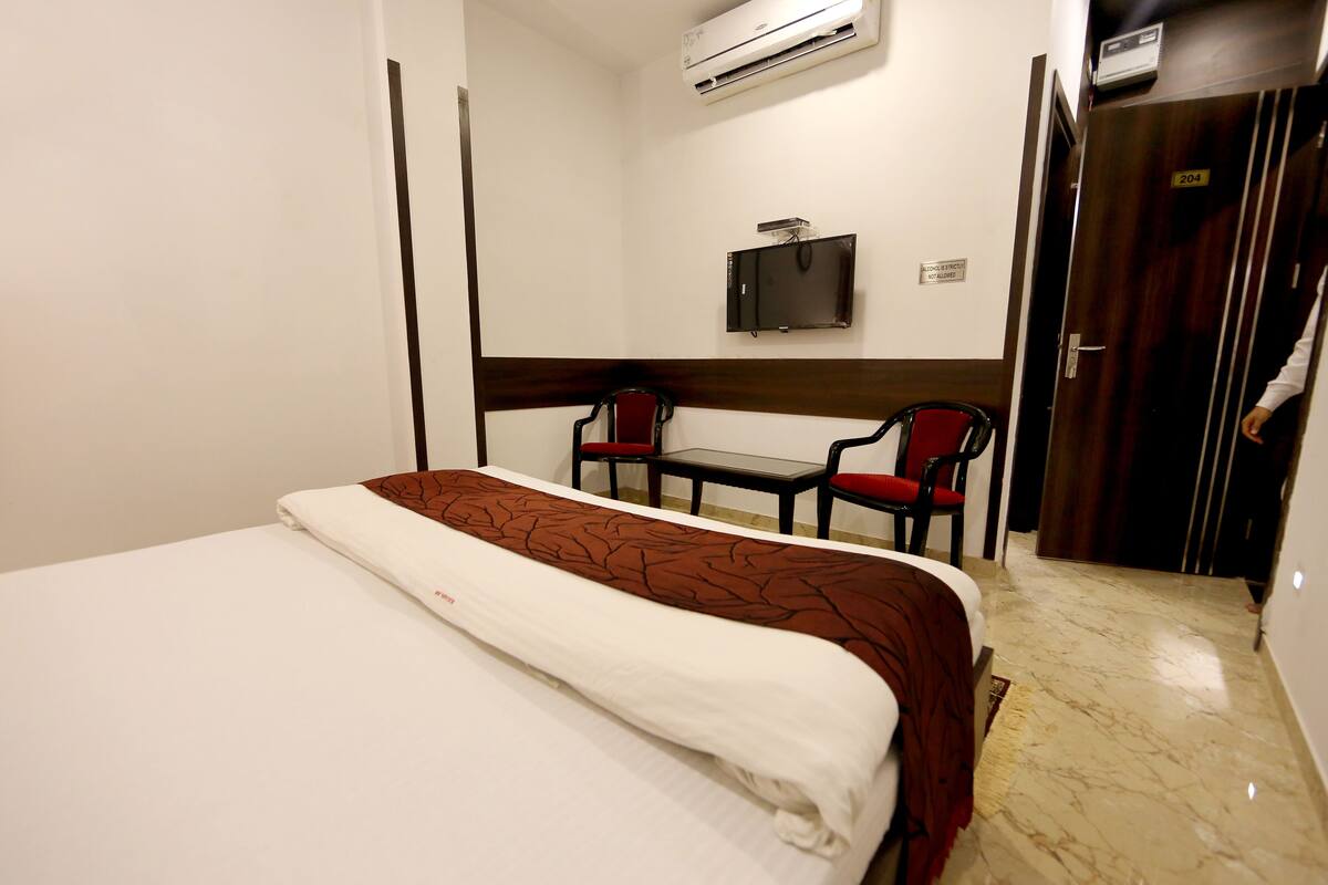 Deluxe Room | In-room safe, soundproofing, rollaway beds (surcharge), WiFi (free)