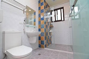 Ducha, artículos de tocador gratuitos, secador de pelo, pantuflas