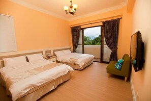 Escritorio, cortinas blackout, sistema de insonorización y wifi gratis 