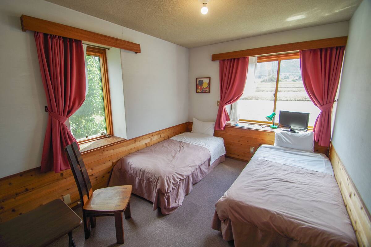 Twin Room with Private Bathroom (Shower and toilet in Room) | Bed sheets